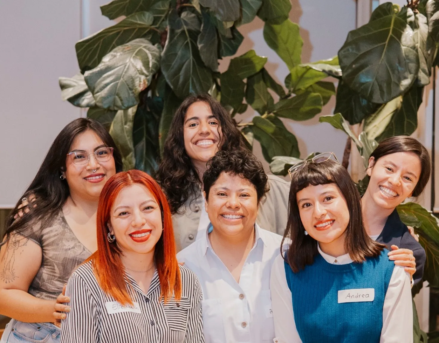 Egresadas de Laboratoria celebrando juntas