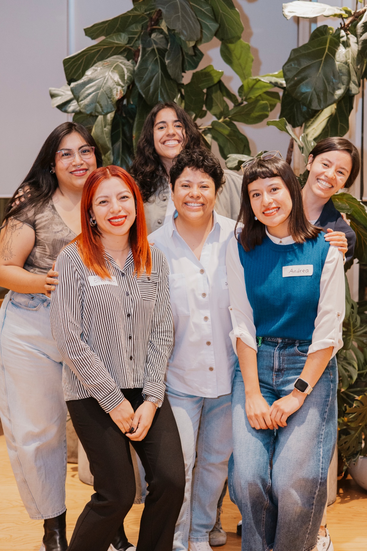 Egresadas de Laboratoria celebrando juntas