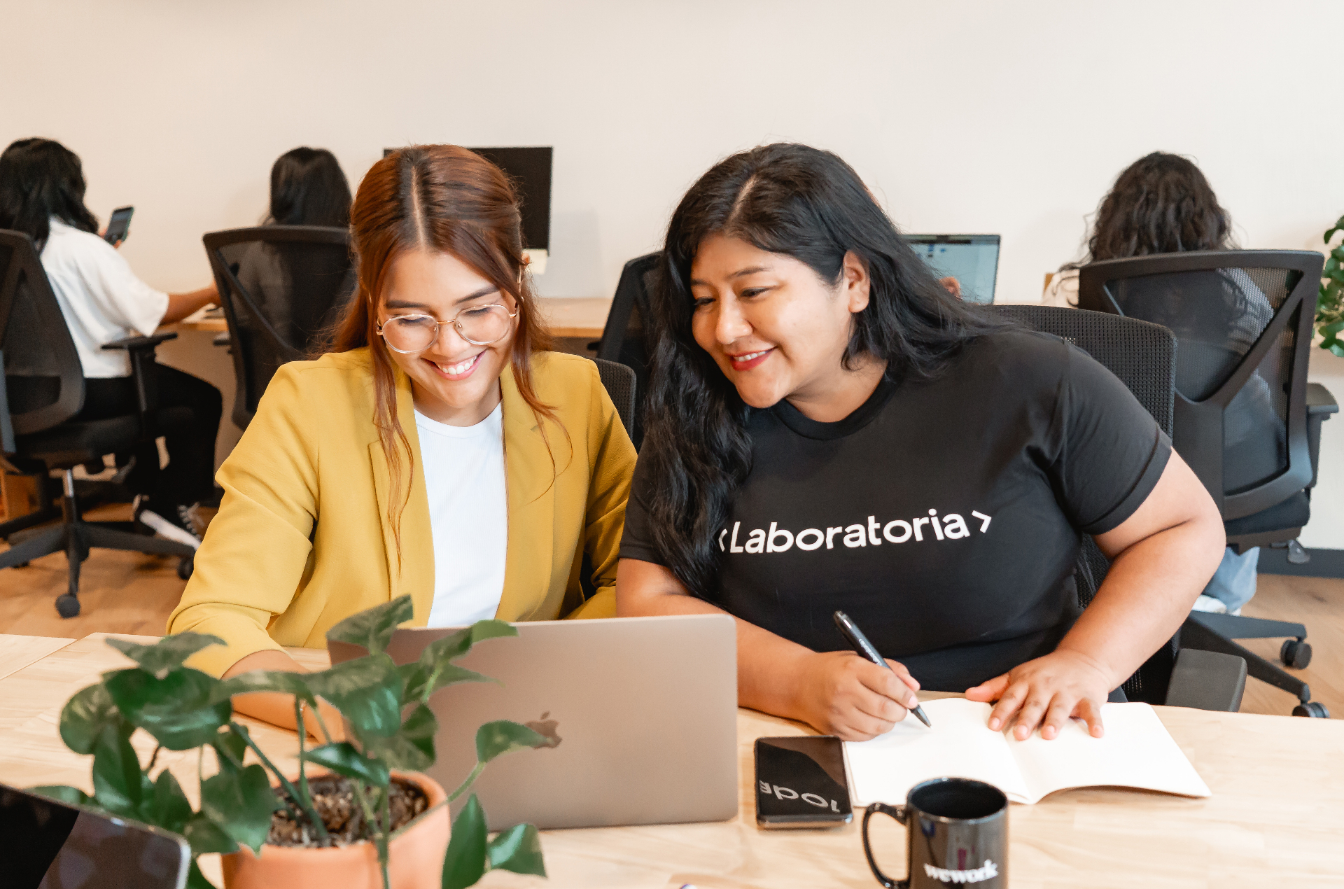 Mentora y participante de Laboratoria trabajando juntas