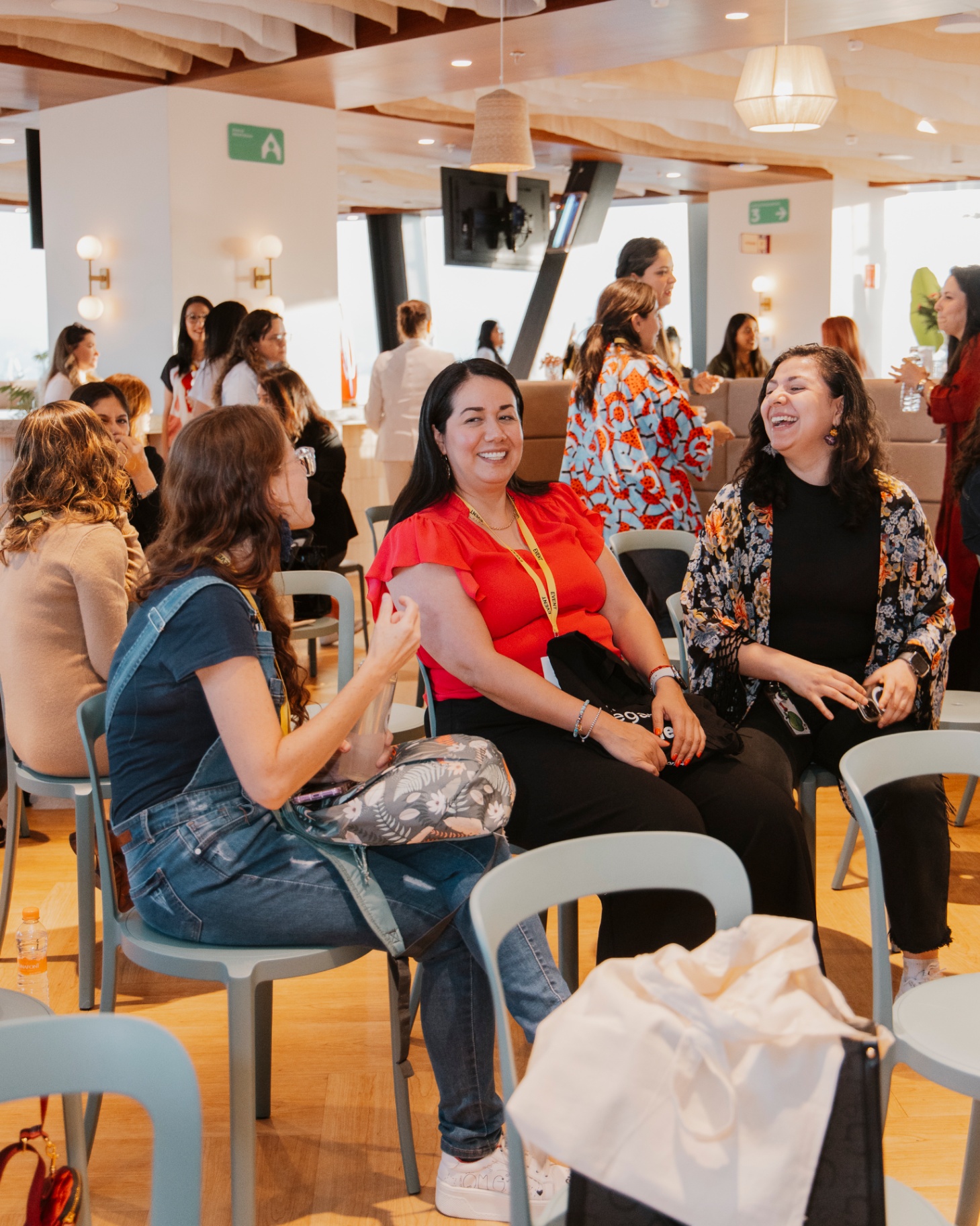Mujeres reunidas en un evento de la comunidad Laboratoria