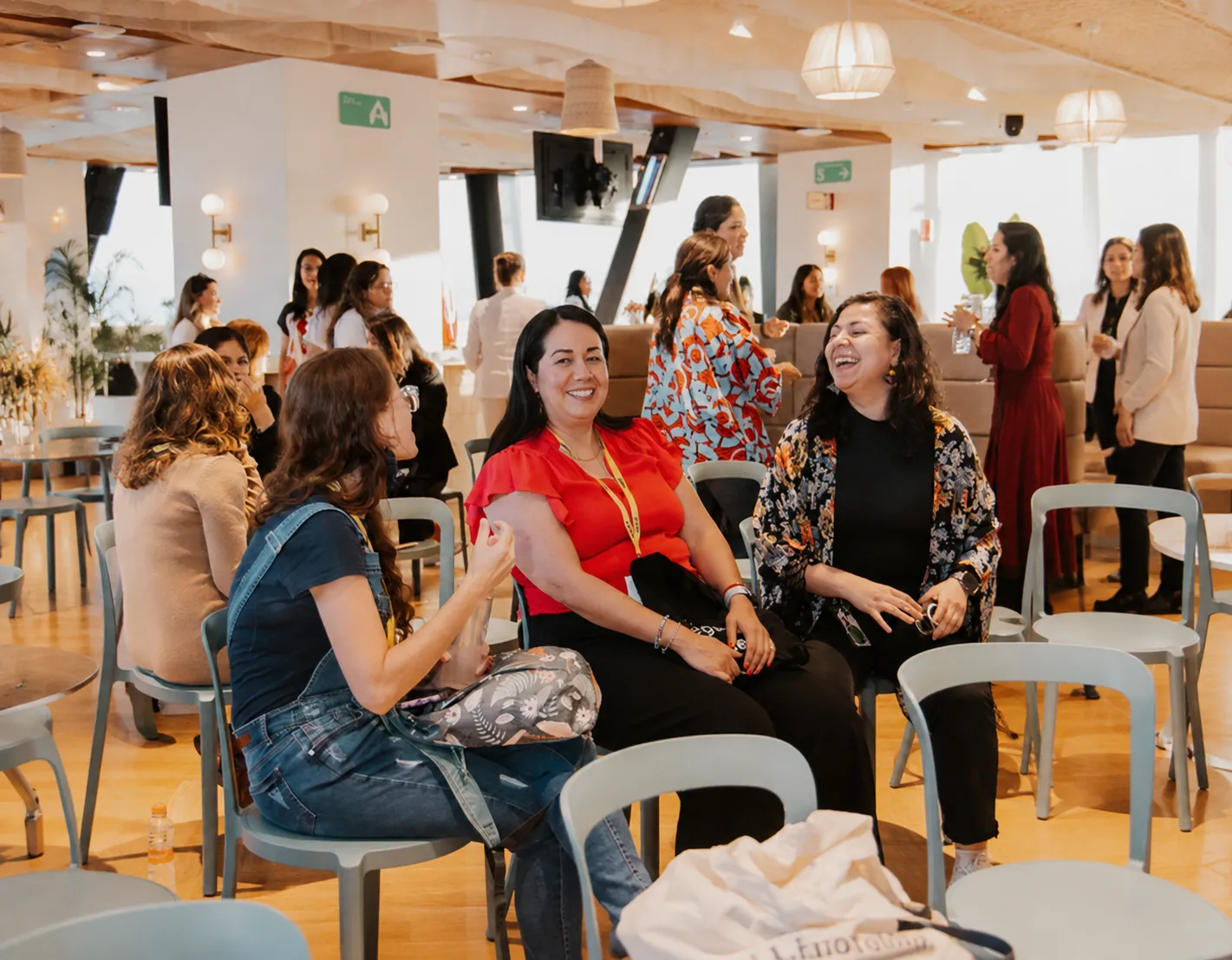 Mujeres reunidas en un evento de la comunidad Laboratoria